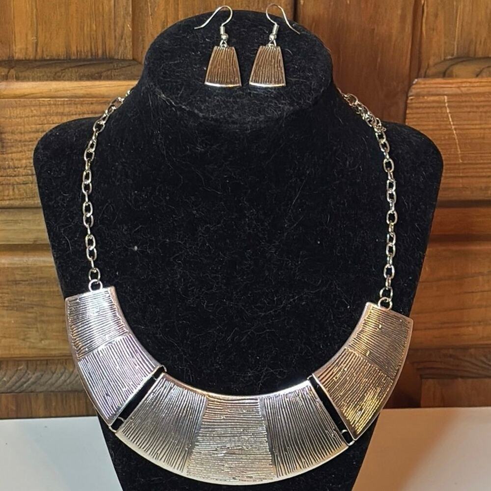 Contemporary Silver Tone Geometric Necklace Earrings Set Textured Statement 17”